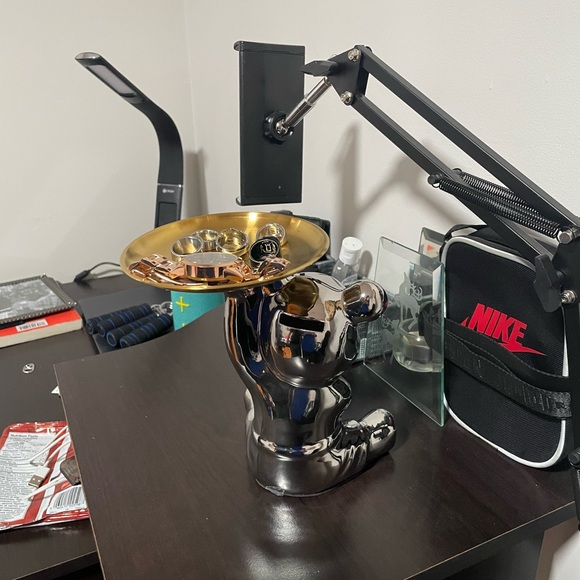 Bear stand with plate. Display, decoration, room - Picture 2 of 6